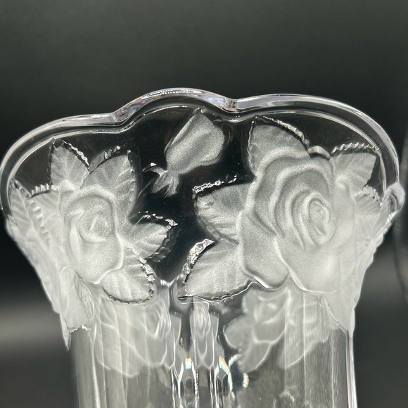 MIKASA STUDIO NOVA "WINTER ROSE" FLOWER VASE - Picture 2 of 5